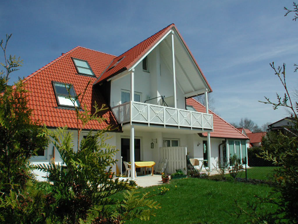 Mehrfamilienhaus mit Garten und Balkon